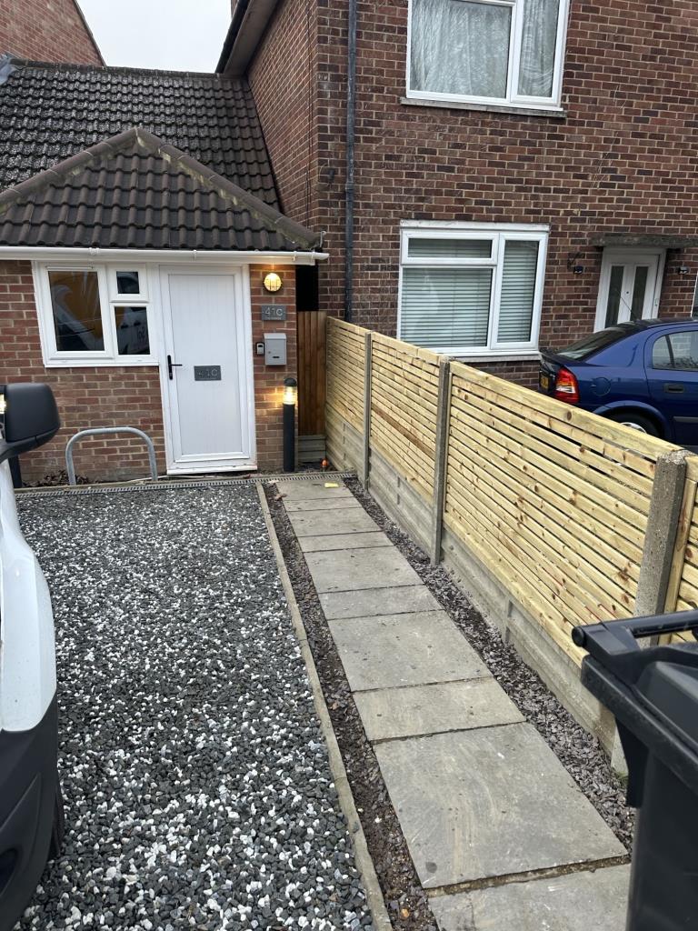 Lot: 70 - TOWN CENTRE BUILDING WITH OFF-ROAD PARKING - Driveway and path leading to entrance